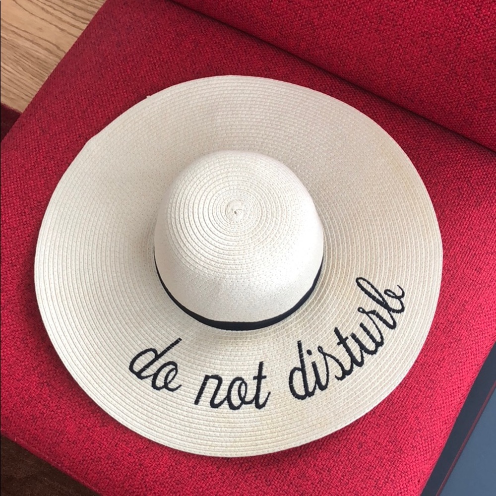 NWOT Floppy beach hat - “Do not disturb”